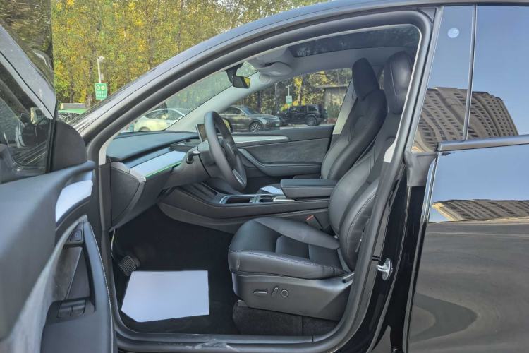 Used Tesla Model Y 2023 Long-Range All-Wheel-Drive Version Interior 3