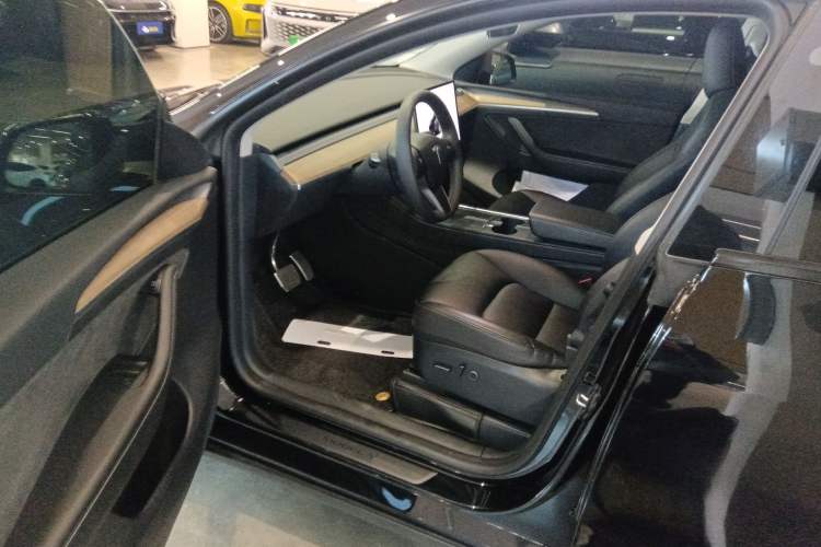 Used Tesla Model Y 2023 Rear-Wheel-Drive Version Interior 3
