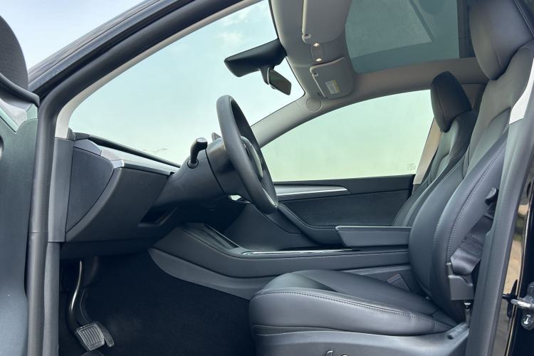Used Tesla Model Y 2023 Rear-Wheel-Drive Version Interior 3