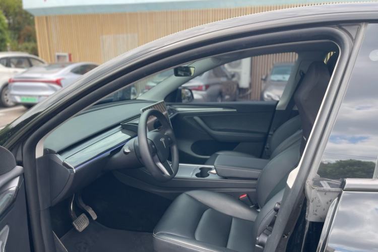 Used Tesla Model Y 2023 Long-Range All-Wheel-Drive Version Interior 3