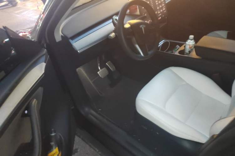 Used Tesla Model Y 2023 Rear-Wheel-Drive Version Interior 3