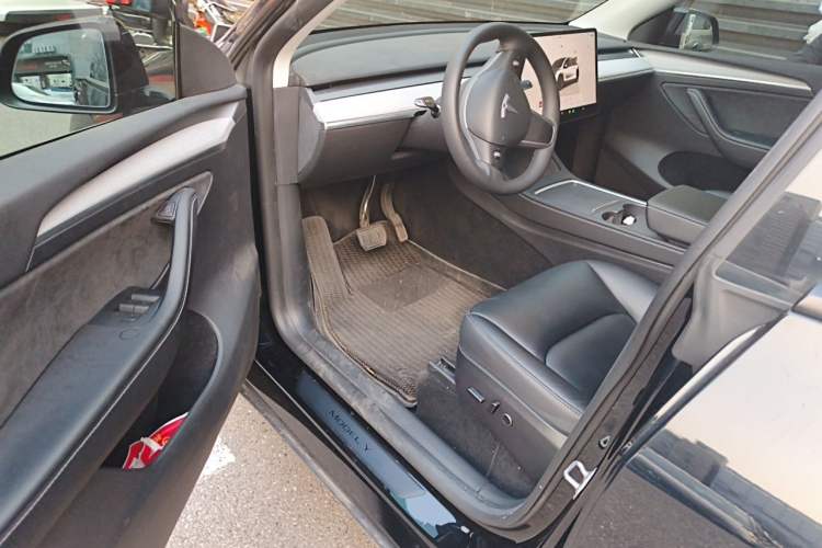 Used Tesla Model Y 2023 Long-Range All-Wheel-Drive Version Interior 3
