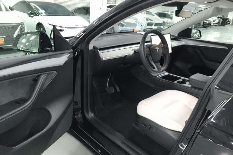 Used Tesla Model Y 2023 Long-Range All-Wheel-Drive Version Interior 3