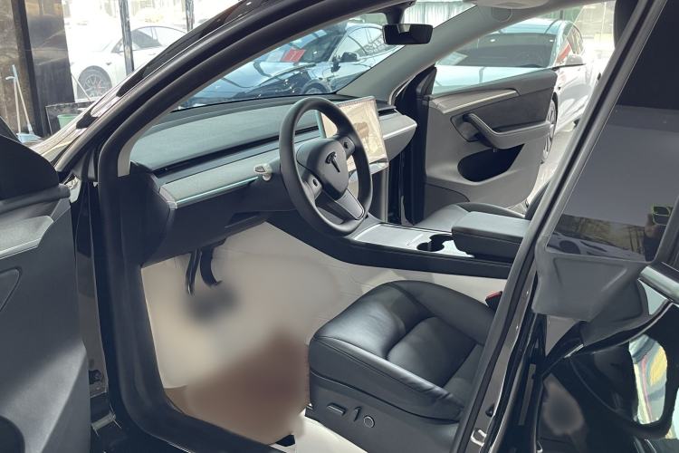 Used Tesla Model Y 2023 Rear-Wheel-Drive Version Interior 3