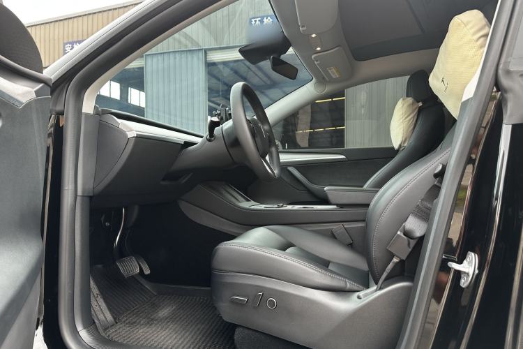 Used Tesla Model Y 2023 Rear-Wheel-Drive Version Interior 3