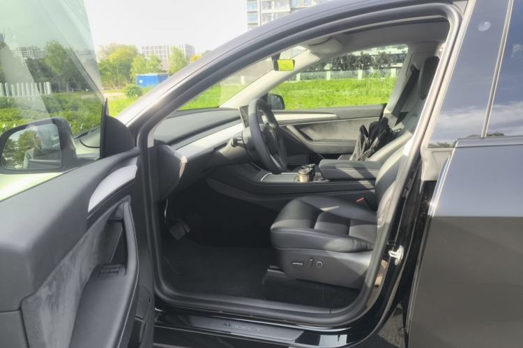 Used Tesla Model Y 2023 Long-Range All-Wheel-Drive Version Interior 3
