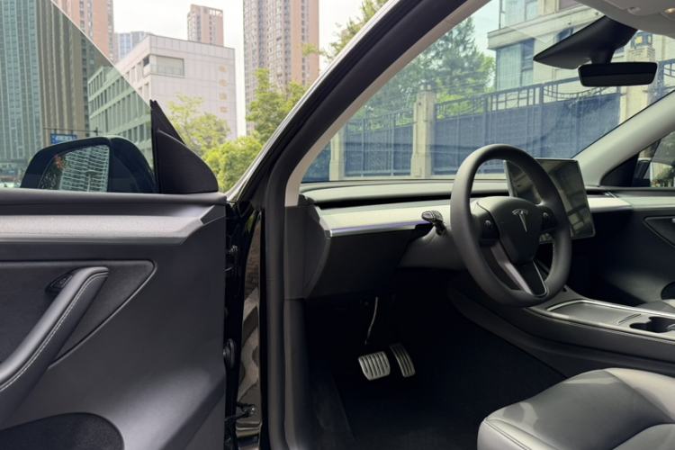 Used Tesla Model Y 2023 Rear-Wheel-Drive Version Interior 3