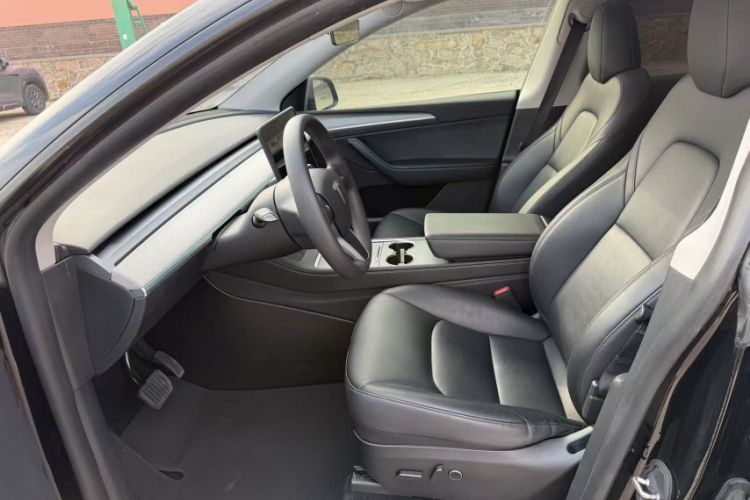 Used Tesla Model Y 2023 Rear-Wheel-Drive Version Interior 3