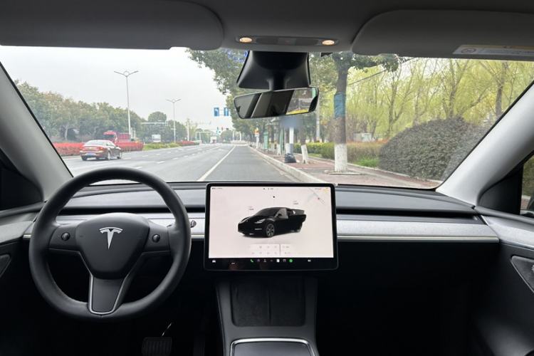 Used Tesla Model Y 2023 Long-Range All-Wheel-Drive Version Interior 4