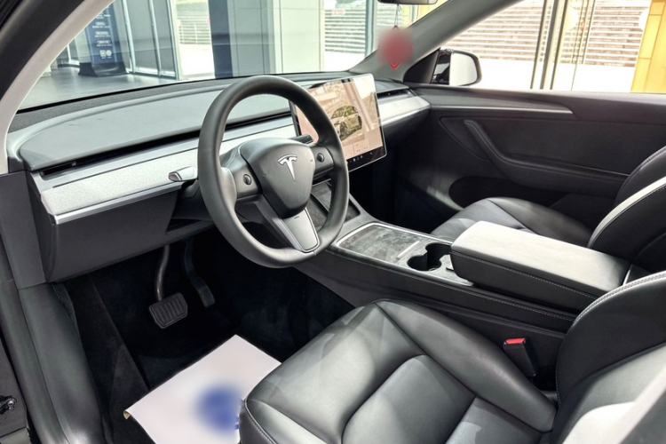 Used Tesla Model Y 2023 Rear-Wheel-Drive Version Interior 4