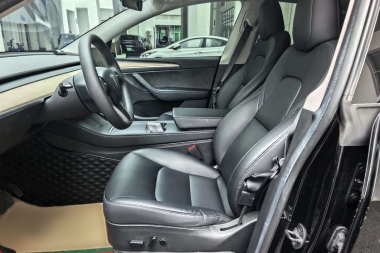 Used Tesla Model Y 2023 Rear-Wheel-Drive Version Interior 4