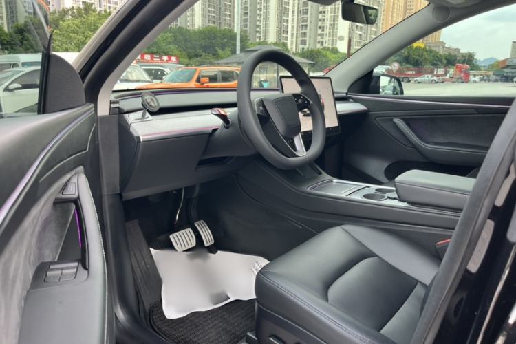 Used Tesla Model Y 2023 Long-Range All-Wheel-Drive Version Interior 4