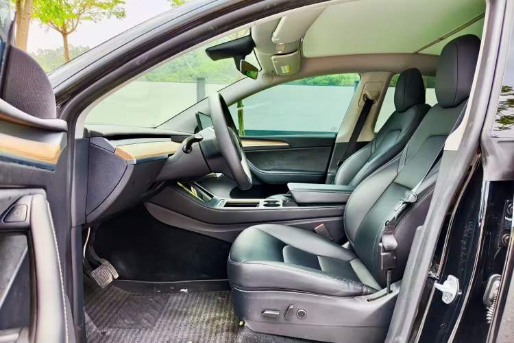 Used Tesla Model Y 2023 Long-Range All-Wheel-Drive Version Interior 4