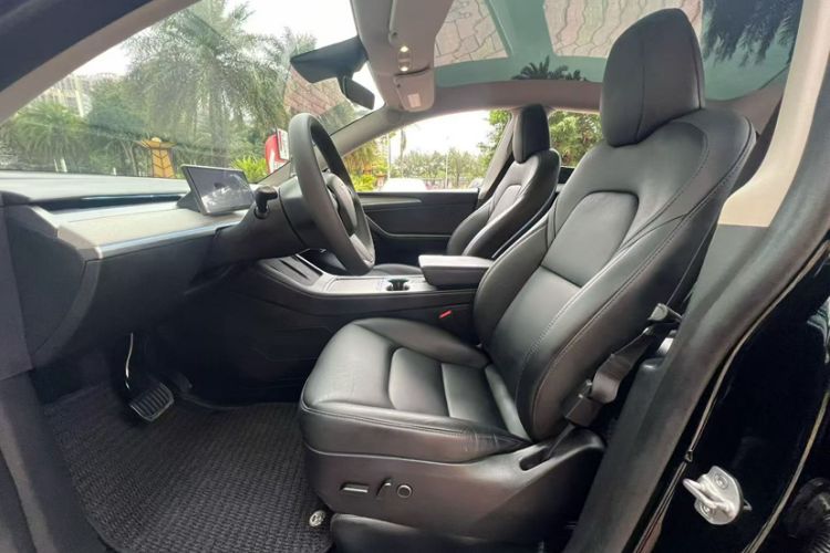 Used Tesla Model Y 2023 Long-Range All-Wheel-Drive Version Interior 4
