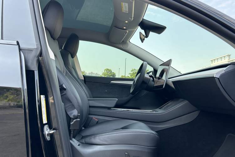 Used Tesla Model Y 2023 Rear-Wheel-Drive Version Interior 4