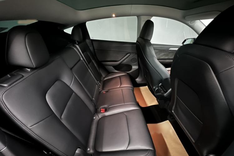 Used Tesla Model Y 2023 Long-Range All-Wheel-Drive Version Interior 4