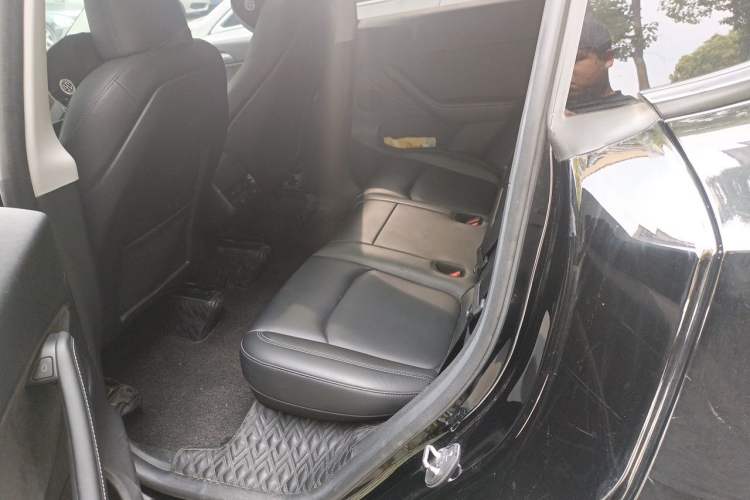 Used Tesla Model Y 2023 Rear-Wheel-Drive Version Interior 4