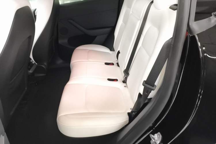 Used Tesla Model Y 2023 Long-Range All-Wheel-Drive Version Interior 4