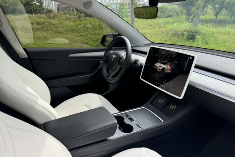 Used Tesla Model Y 2023 Rear-Wheel-Drive Version Interior 4