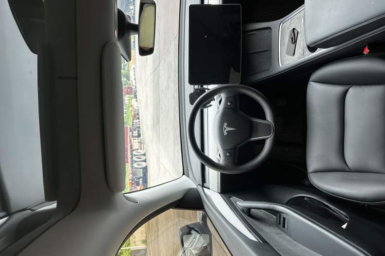 Used Tesla Model Y 2023 Rear-Wheel-Drive Version Interior 4