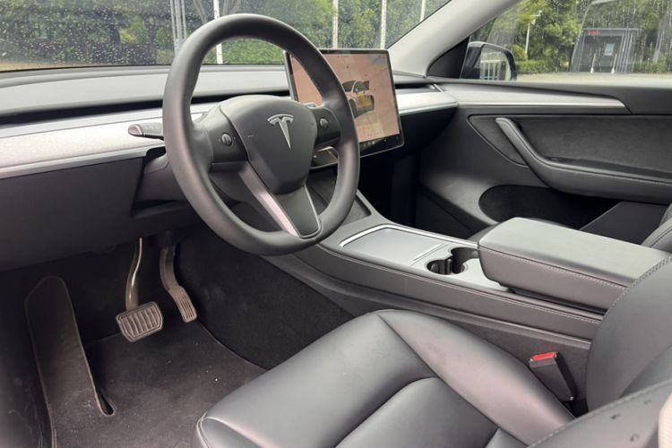 Used Tesla Model Y 2023 Long-Range All-Wheel-Drive Version Interior 4