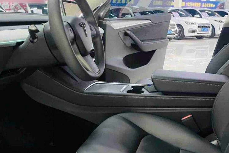 Used Tesla Model Y 2023 Rear-Wheel-Drive Version Interior 4