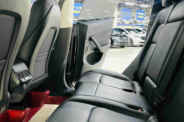Used Tesla Model Y 2023 Long-Range All-Wheel-Drive Version Interior 4