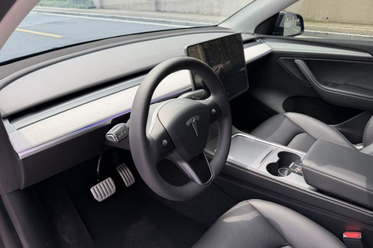 Used Tesla Model Y 2023 Rear-Wheel-Drive Version Interior 4