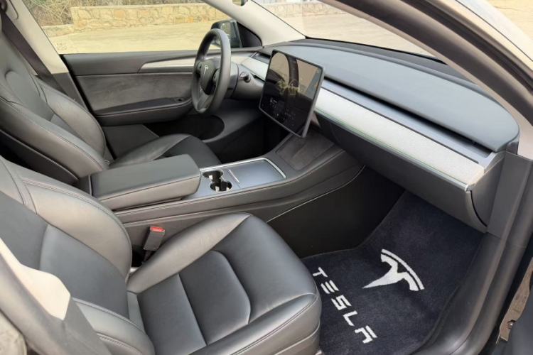 Used Tesla Model Y 2023 Rear-Wheel-Drive Version Interior 4