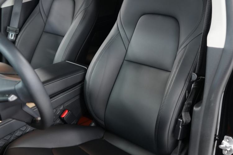 Used Tesla Model Y 2023 Long-Range All-Wheel-Drive Version Interior 5