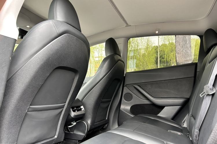 Used Tesla Model Y 2023 Long-Range All-Wheel-Drive Version Interior 5
