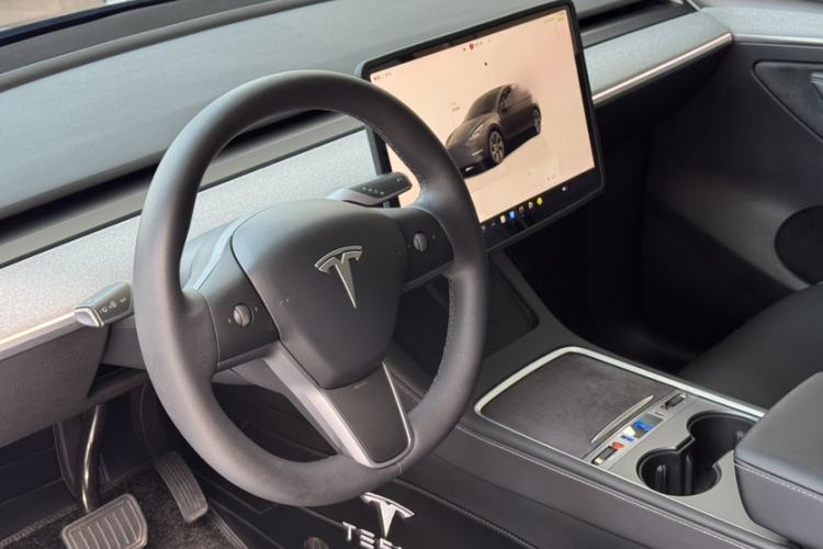Used Tesla Model Y 2023 Long-Range All-Wheel-Drive Version Interior 5