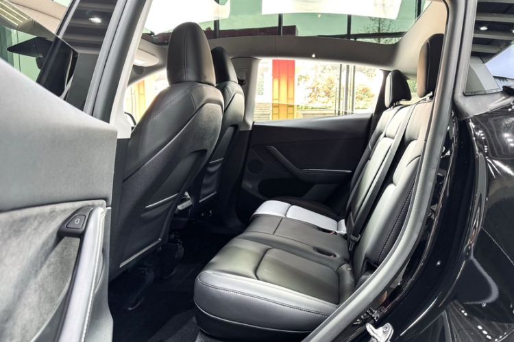 Used Tesla Model Y 2023 Rear-Wheel-Drive Version Interior 5
