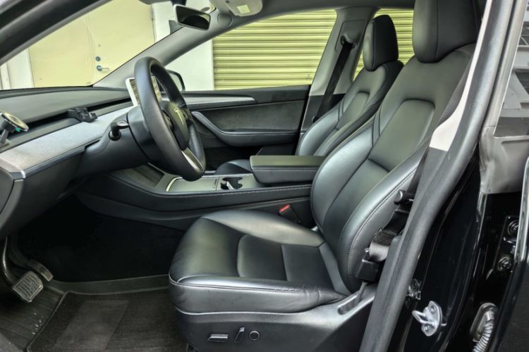 Used Tesla Model Y 2023 Rear-Wheel-Drive Version Interior 5