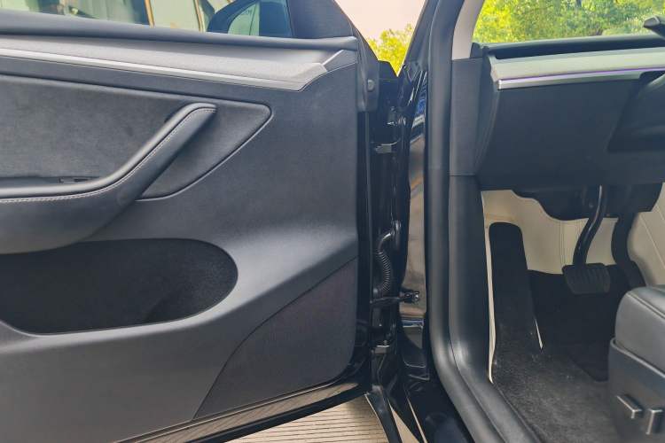 Used Tesla Model Y 2023 Rear-Wheel-Drive Version Interior 5