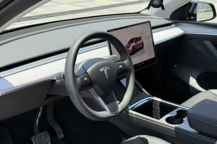 Used Tesla Model Y 2023 Rear-Wheel-Drive Version Interior 5