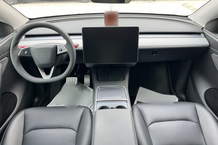 Used Tesla Model Y 2023 Long-Range All-Wheel-Drive Version Interior 5