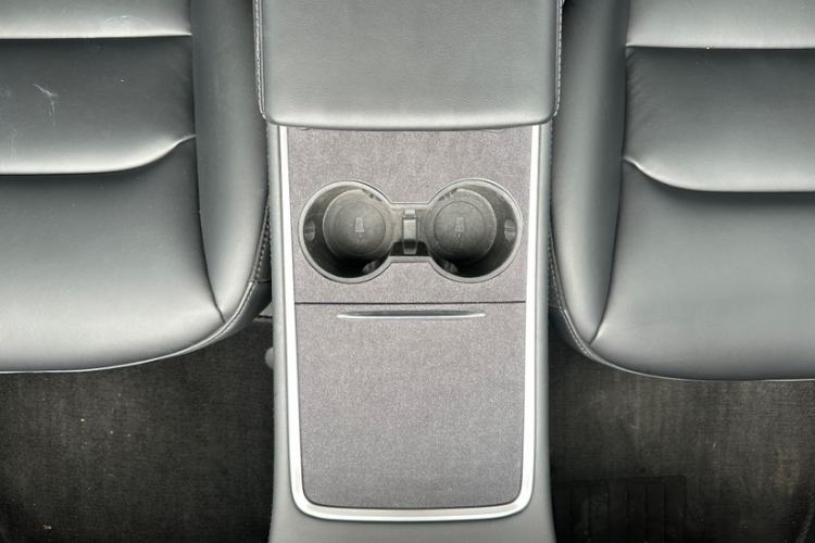Used Tesla Model Y 2023 Rear-Wheel-Drive Version Interior 5
