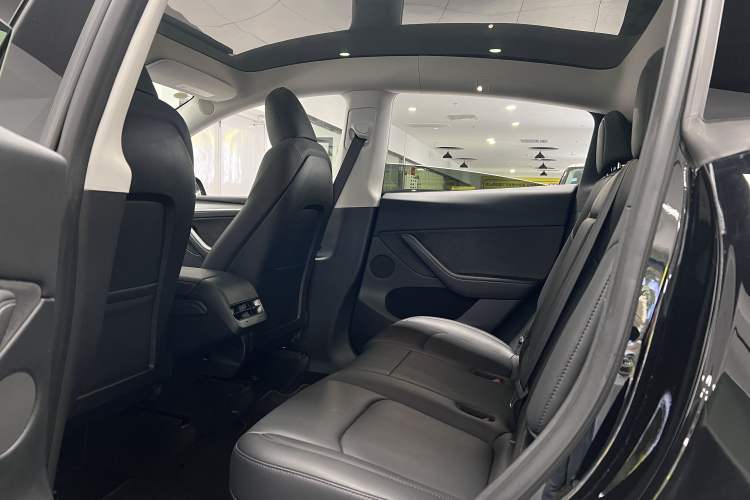 Used Tesla Model Y 2023 Long-Range All-Wheel-Drive Version Interior 5