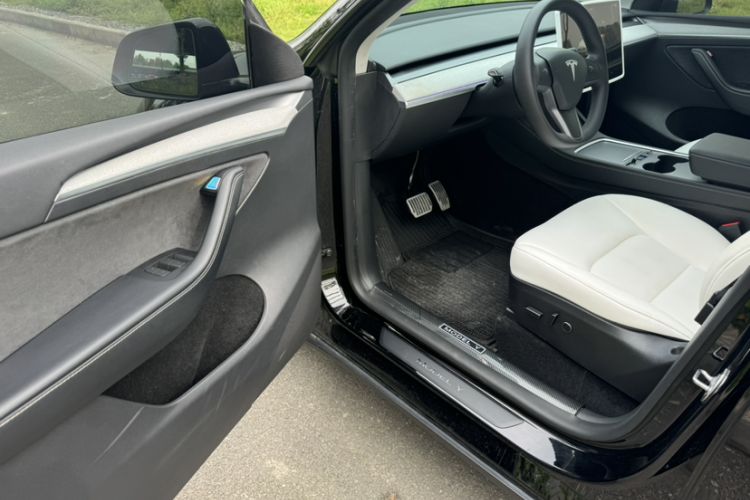 Used Tesla Model Y 2023 Rear-Wheel-Drive Version Interior 5