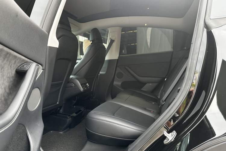 Used Tesla Model Y 2023 Rear-Wheel-Drive Version Interior 5