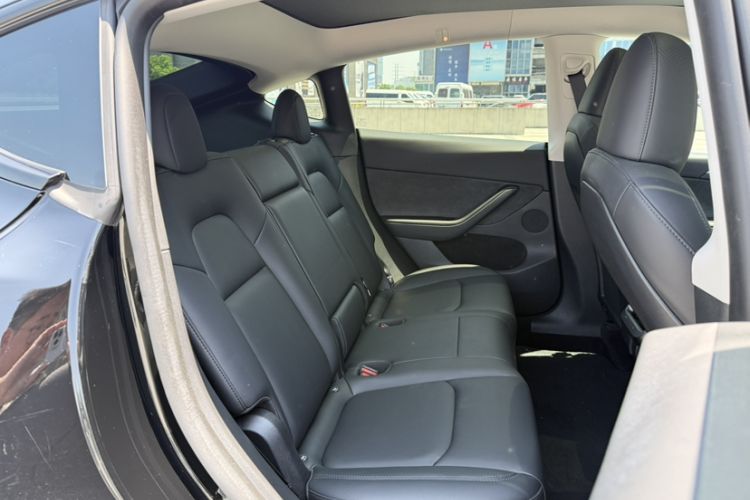 Used Tesla Model Y 2023 Rear-Wheel-Drive Version Interior 6