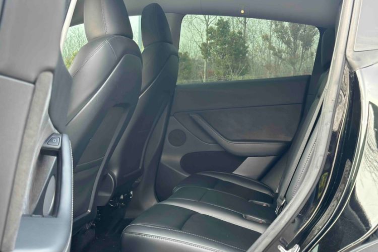 Used Tesla Model Y 2023 Long-Range All-Wheel-Drive Version Interior 6