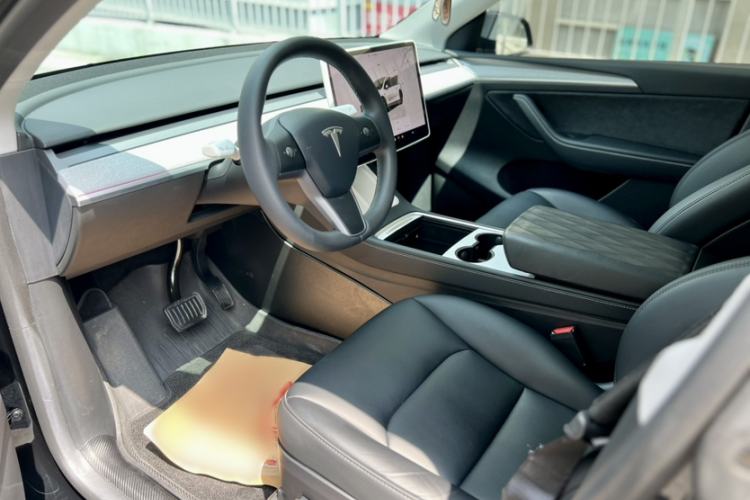 Used Tesla Model Y 2023 Rear-Wheel-Drive Version Interior 6