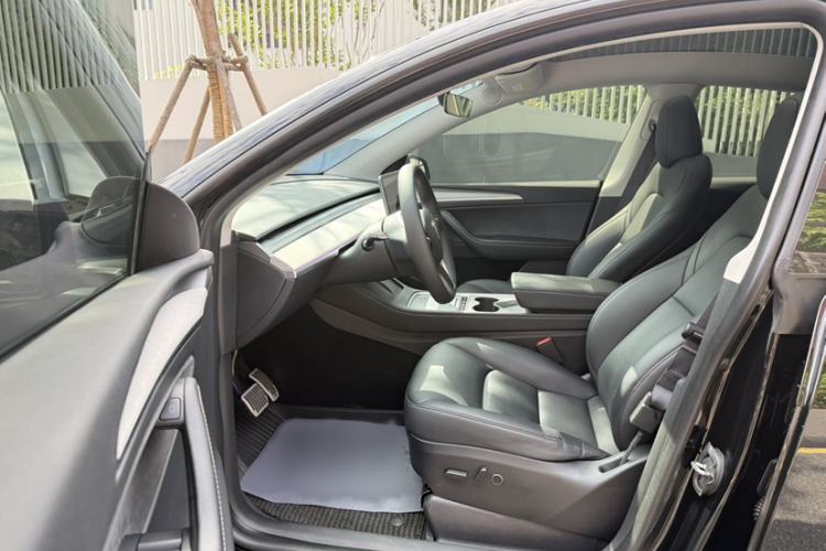 Used Tesla Model Y 2023 Rear-Wheel-Drive Version Interior 6