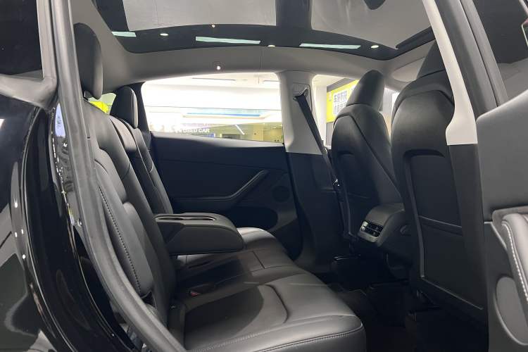 Used Tesla Model Y 2023 Long-Range All-Wheel-Drive Version Interior 6