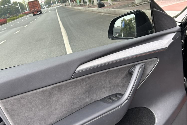 Used Tesla Model Y 2023 Long-Range All-Wheel-Drive Version Interior 7