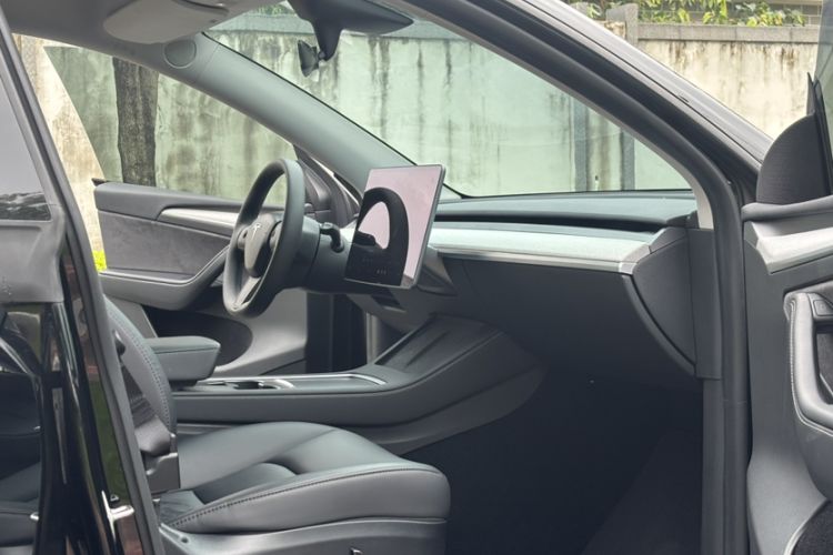 Used Tesla Model Y 2023 High-Performance All-Wheel-Drive Version Interior 7