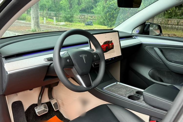 Used Tesla Model Y 2023 Rear-Wheel-Drive Version Interior 7