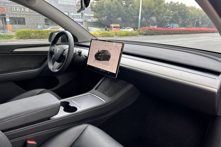 Used Tesla Model Y 2023 Long-Range All-Wheel-Drive Version Interior 8